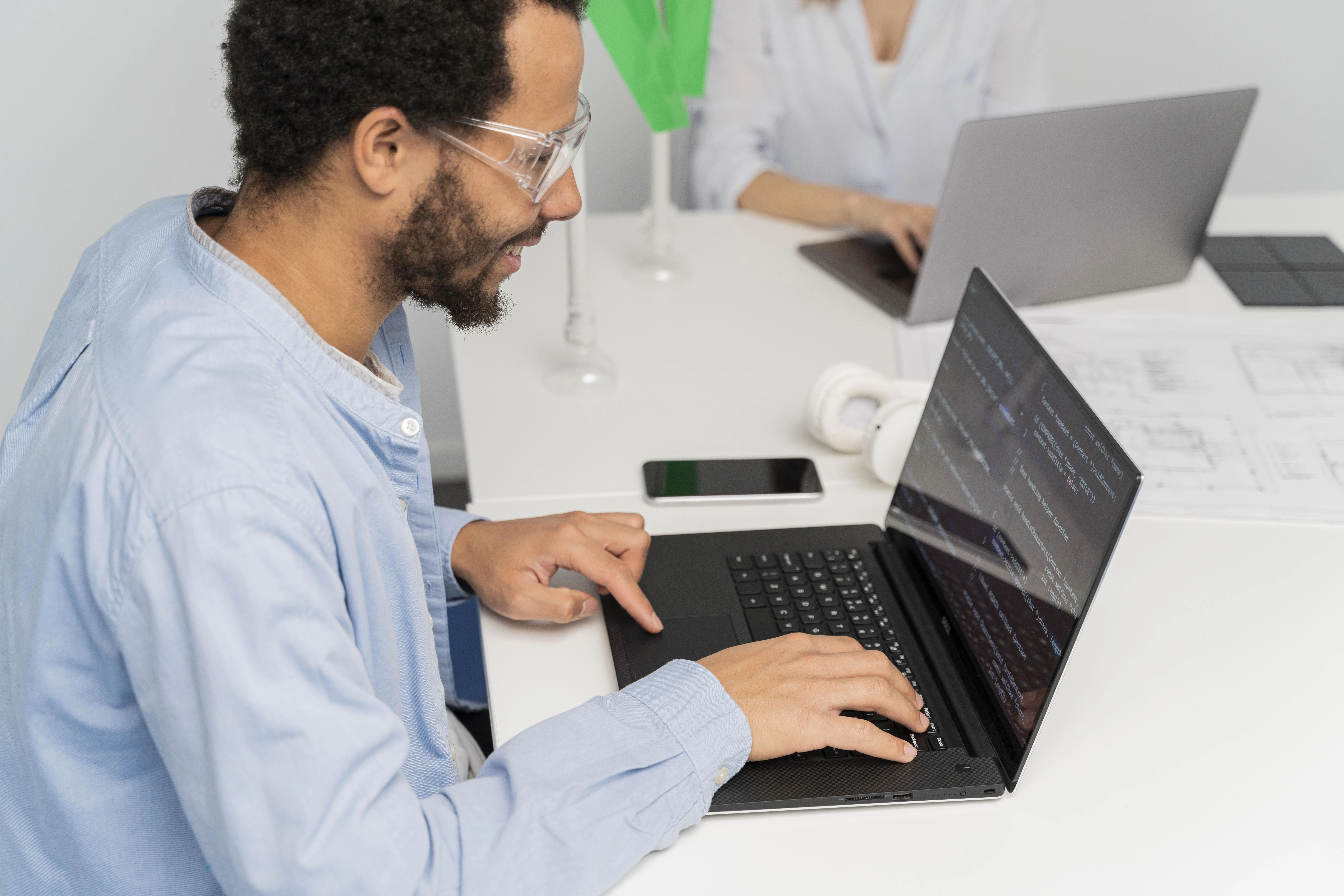Soluciones freelance 24/7 con IA: cómo configurar pipelines automáticos que trabajen por vos