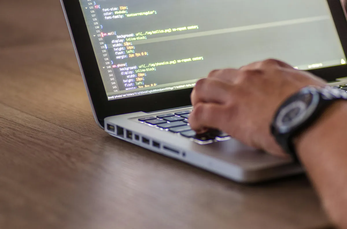 Desarrollar pequeñas o medianas funciones y aplicaciones web