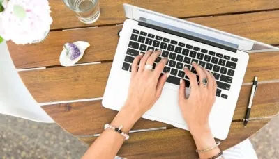 Redacto contenido de impacto para tus redes sociales.