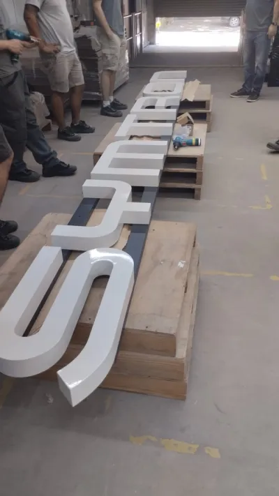 Carteles comerciales exterior 3D. Chapa. todo para fabricar